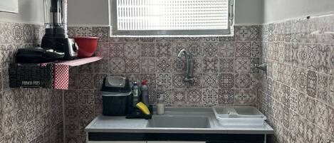 Fridge, oven, stovetop, blender