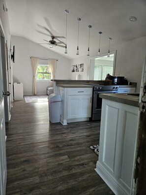 Fridge, microwave, oven, stovetop - Cozy Spring Creek Cottage, fishing, hunting, relaxing in nature's coast.  (Crawfordville)