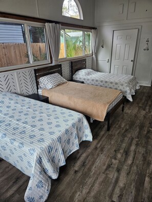 3 makuuhuonetta, vauvan matkasänky, ilmainen Wi-Fi, vuodevaatteet