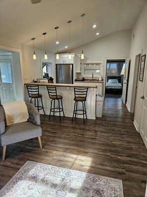 Interior - Cozy Spring Creek Cottage, fishing, hunting, relaxing in nature's coast.  (Crawfordville)