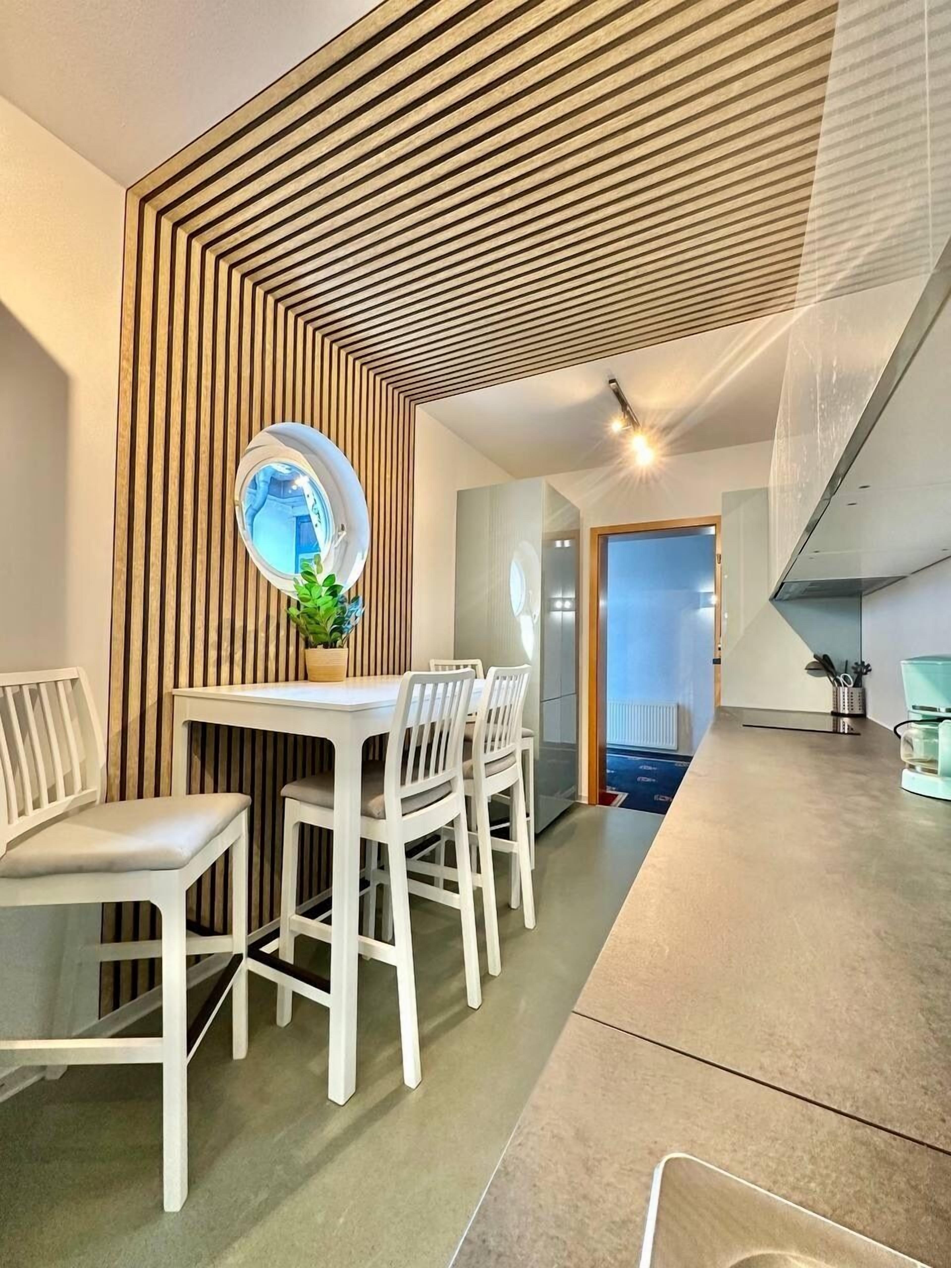 Mini-Kühlschrank, Mikrowelle, Ofen, Herdplatte