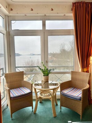 Dobbelt- eller tomannsrom – comfort, 2 enkeltsenger, balkong, elveutsikt | Sengetøy i egyptisk bomull, sengetøy av topp kvalitet og dundyner