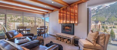 Una Smart TV, una chimenea, libros