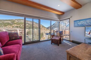 Smart TV, fireplace, books - Snowflake on Copper Mountain 3 Bedroom Ski In / Ski Out! (Frisco)