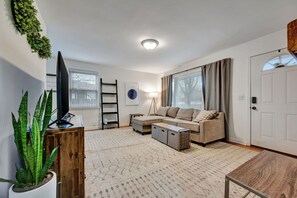 Living area - Southside Serenade: Your Nashville Retreat (Nashville)