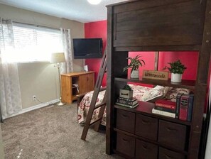 2 bedrooms, travel cot, WiFi, bed sheets