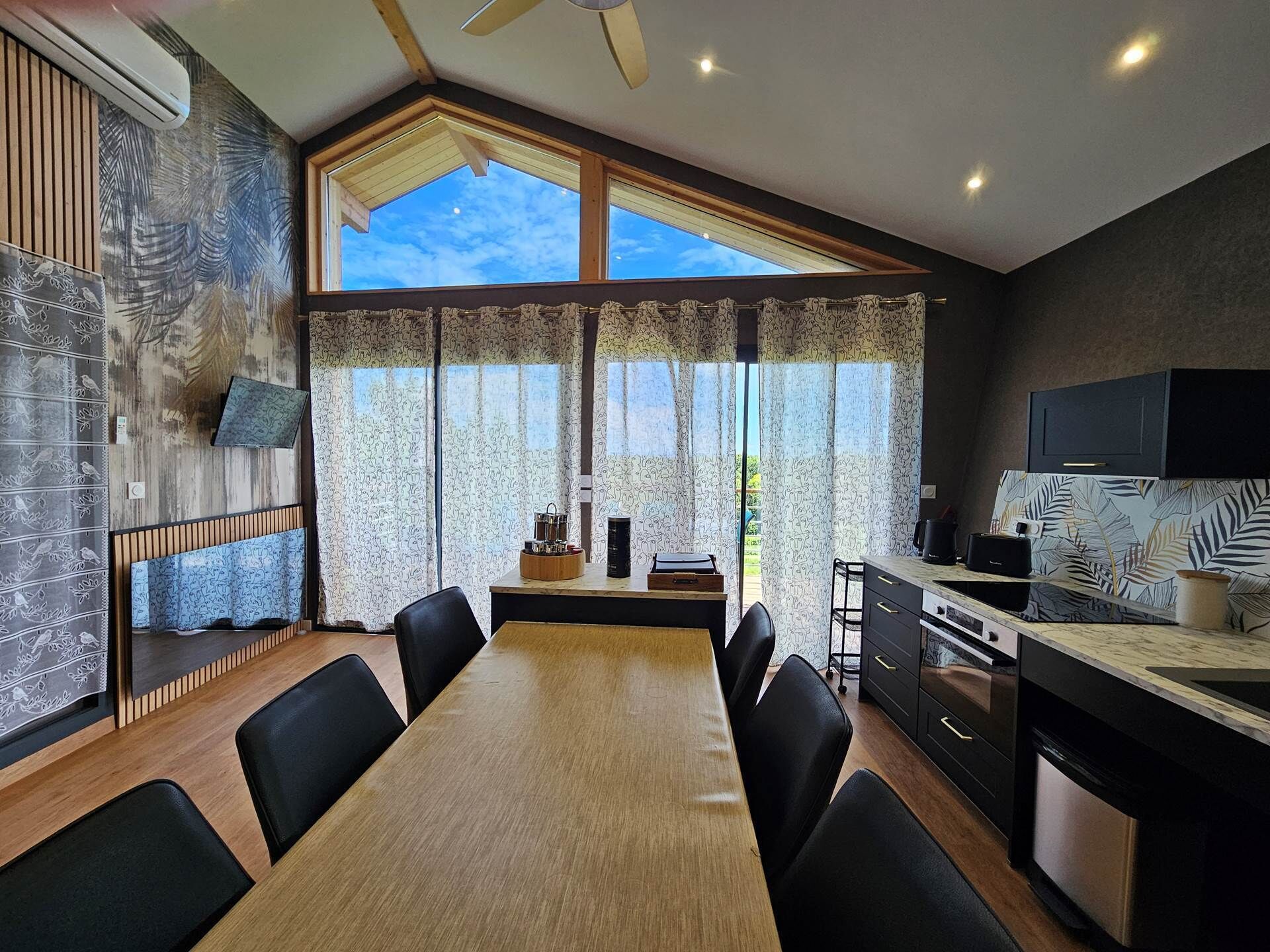 Réfrigérateur, micro-ondes, four, lave-vaisselle