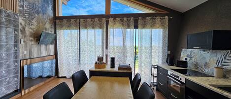 Een koelkast, een magnetron, een oven, een vaatwasser