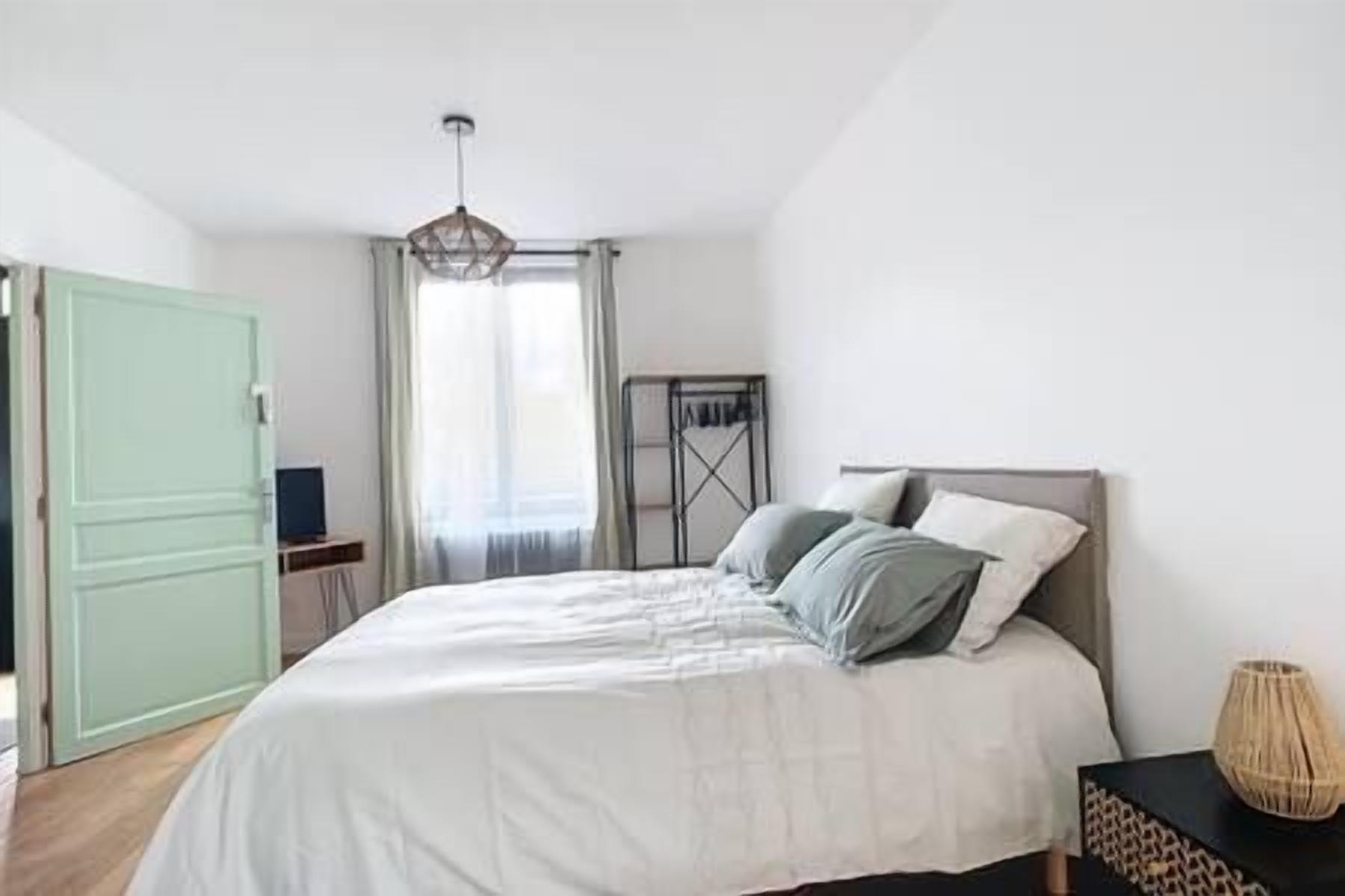 5 chambres, chambres insonorisées, fer et planche à repasser