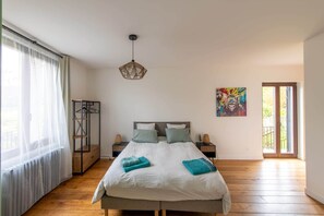 5 bedrooms, iron/ironing board, travel crib, internet