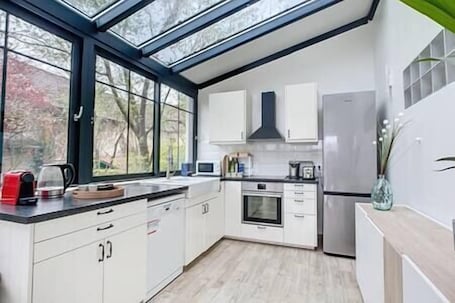 Kühlschrank, Mikrowelle, Ofen, Herdplatte. Gouvieux