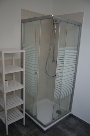 Dusche, Handtücher, Seife, Toilettenpapier