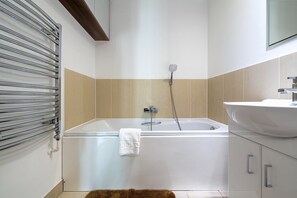 Chuveiro, secador de cabelo, toalhas de banho 