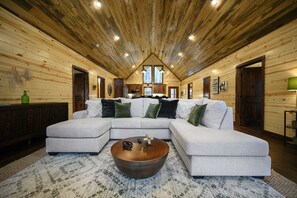 Smart TV, fireplace, video games, books - Fun+Games/Pool Table/Kids' Playset/Hot Tub/Dogs OK (Broken Bow)