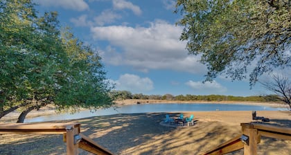 Peaceful Country Retreat: Pond, Deck, Fire Pit