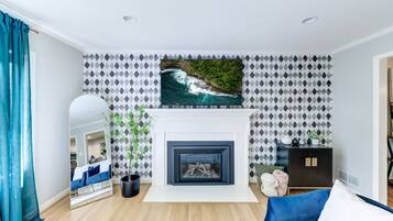 Smart TV, fireplace