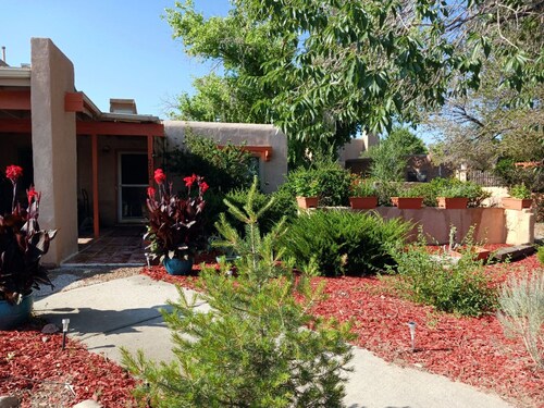 Randy's Roost --cozy private unit within an artists home/studio and gallery.