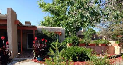 Randy's Roost --cozy private unit within an artists home/studio and gallery.