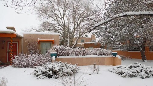 Randy's Roost -- Private unit within an artists home/studio and gallery.