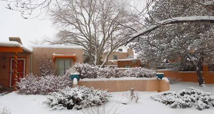 Randy's Roost -- Private unit within an artists home/studio and gallery.