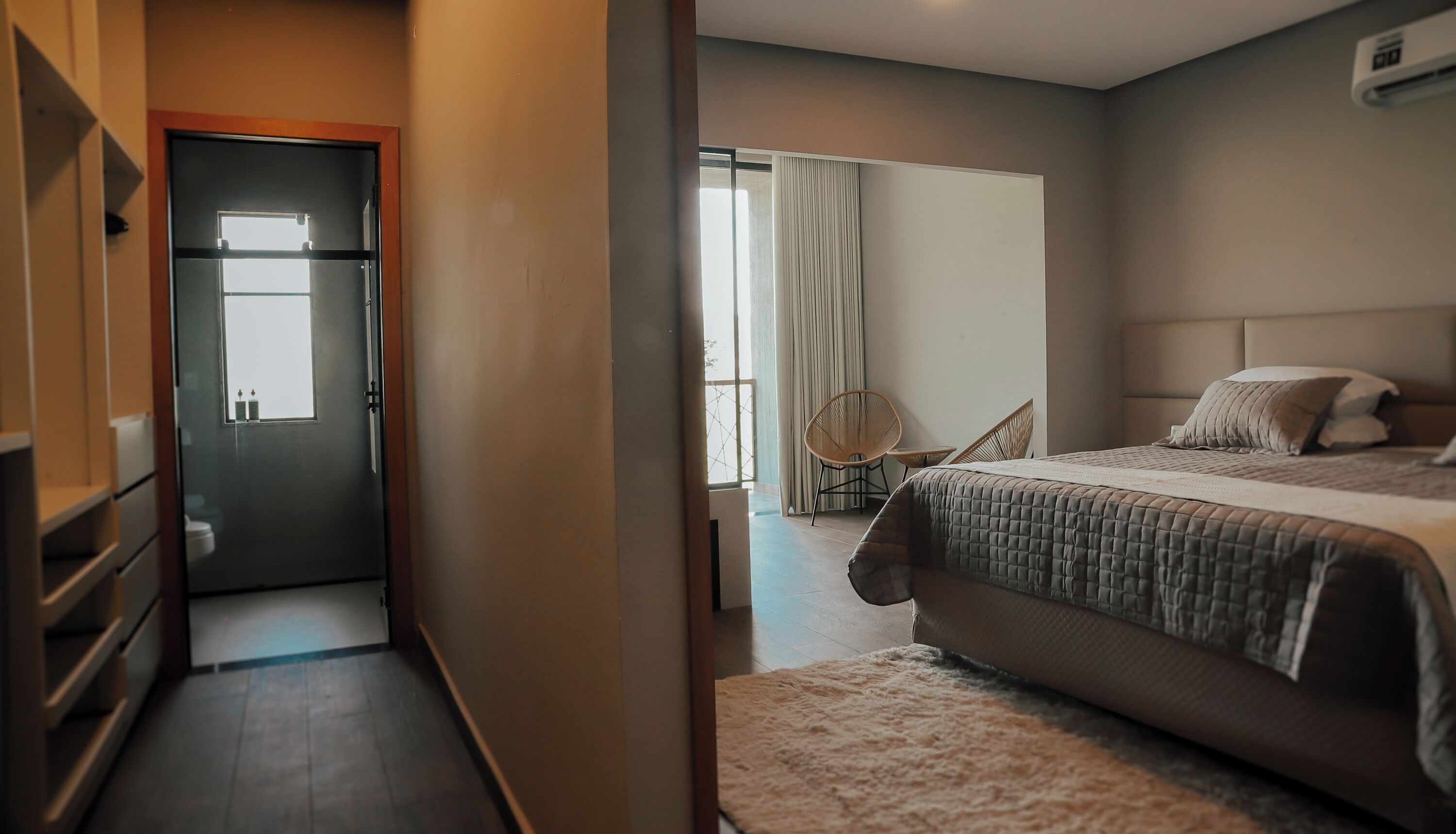 Ein Schlafzimmer mit zwei Betten, einem Balkon und Blick ins Freie.