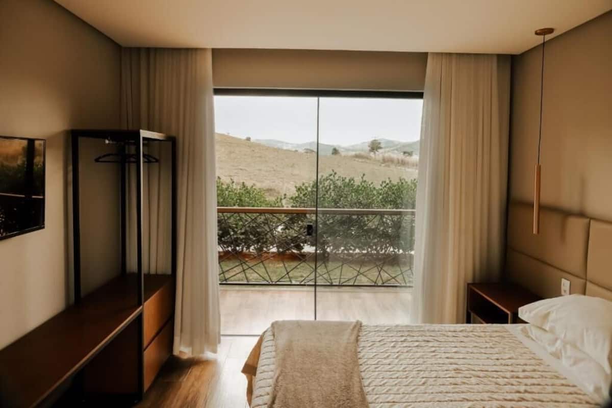 Habitación Confort, 1 cama de matrimonio grande | Ropa de cama de alta calidad y colchones con acolchado adicional
