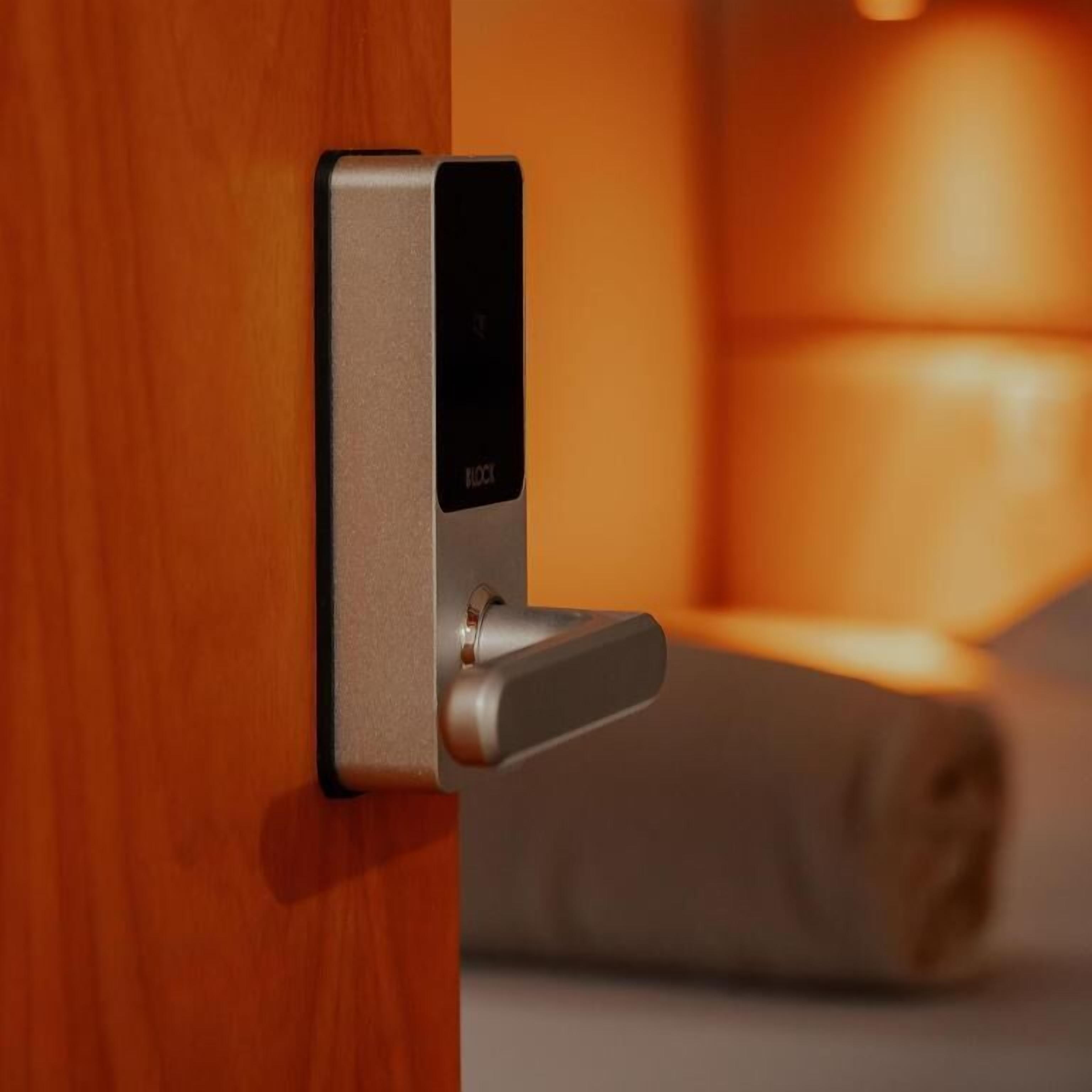 Un mécanisme de verrouillage de porte moderne doté d’un clavier numérique.