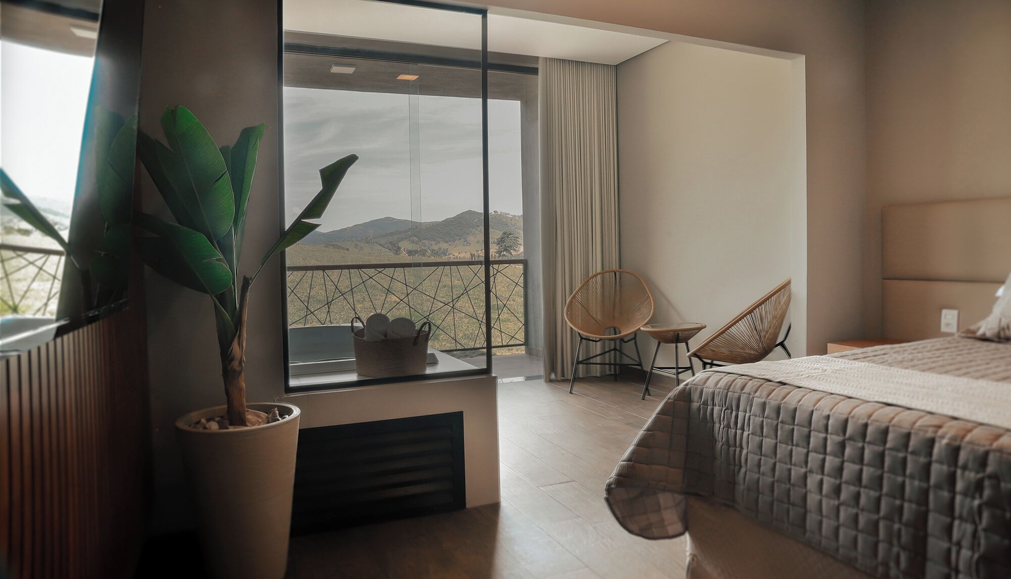 Deluxe Room, 1 King Bed, Jetted Tub | Premium bedding, pillowtop beds, individually decorated