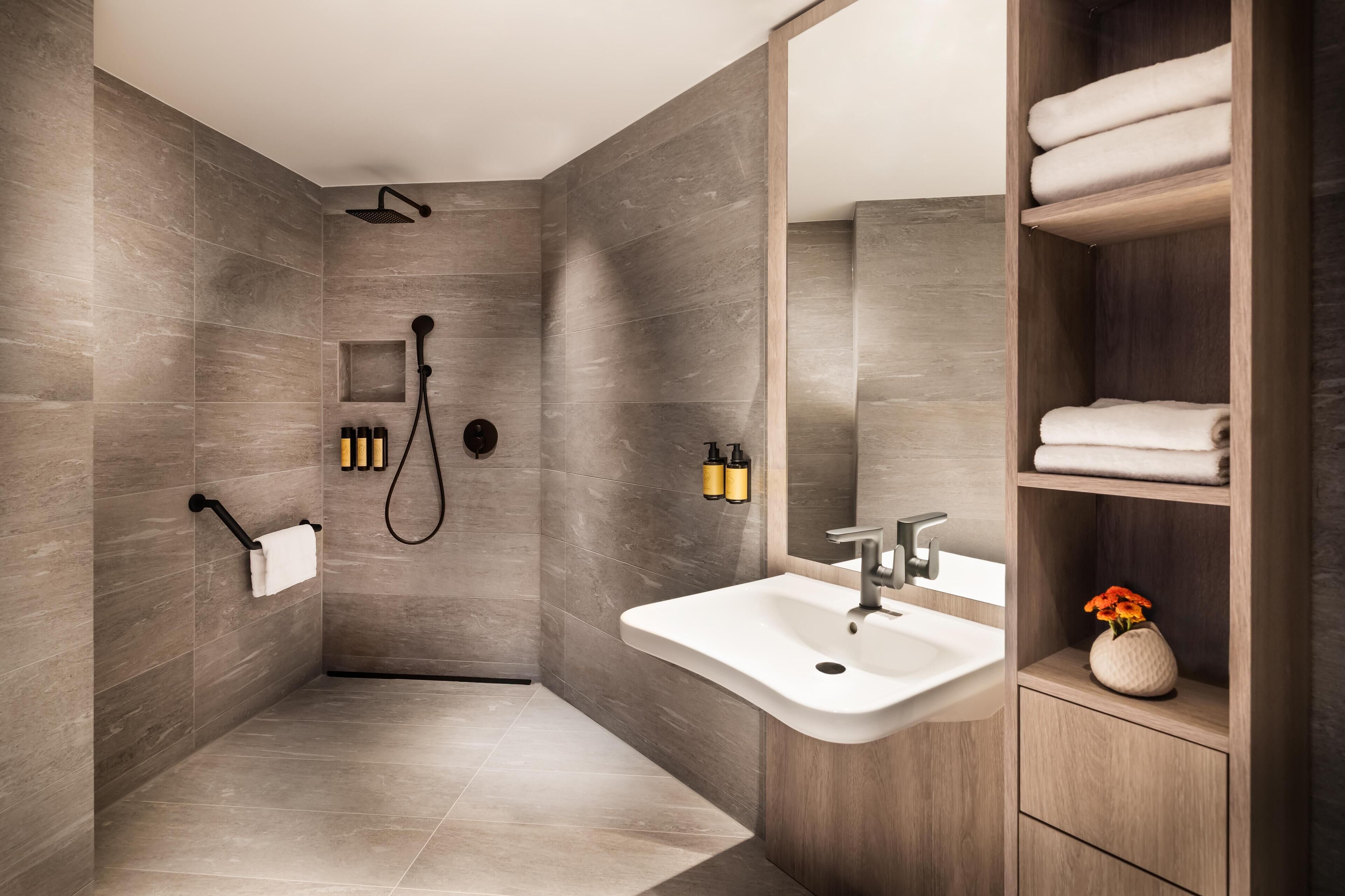 Haartrockner, Bademäntel, Hausschuhe, Handtücher