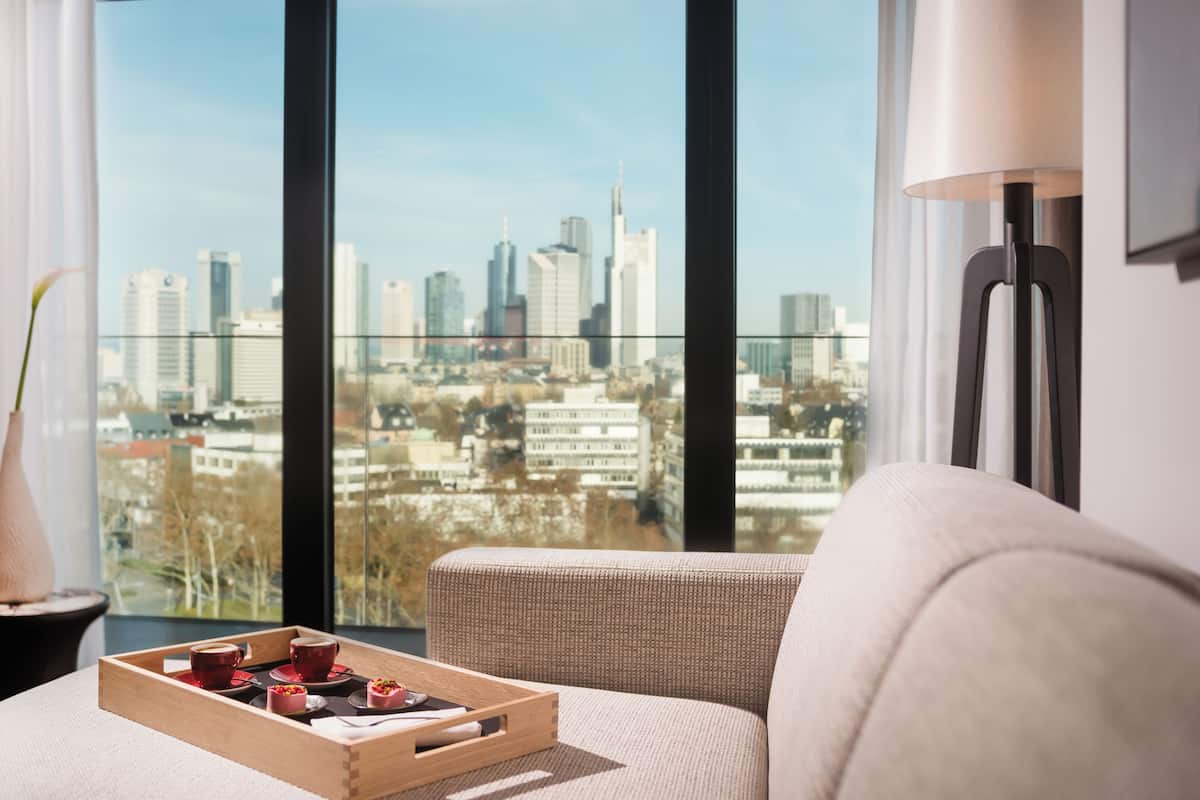 Quarto básico, 1 cama King, sacada, vista para a cidade | Cofres nos quartos, cortinas blackout, Wi-Fi de cortesia, roupa de cama