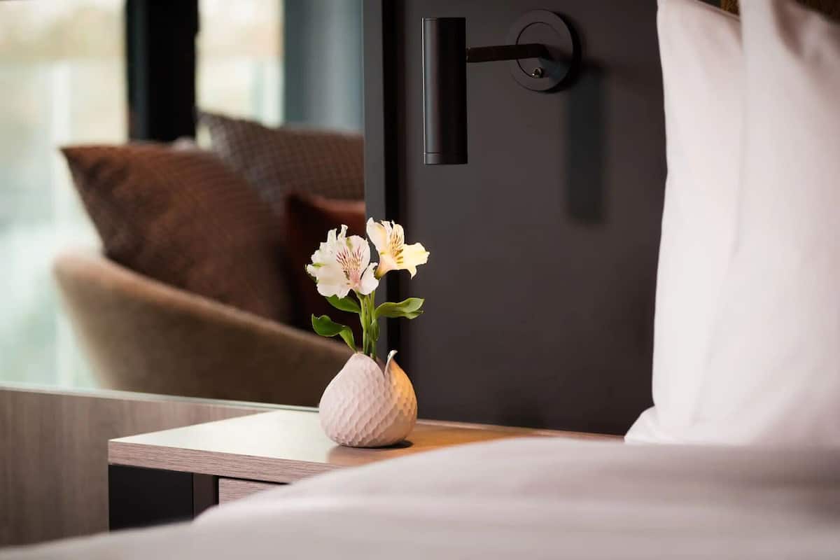 Cofres nos quartos, cortinas blackout, Wi-Fi de cortesia, roupa de cama