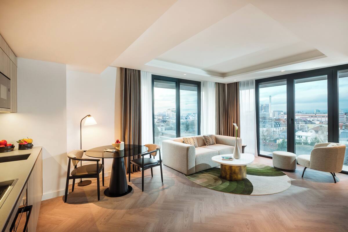 Suite, 1 King Bed, Corner | Living area