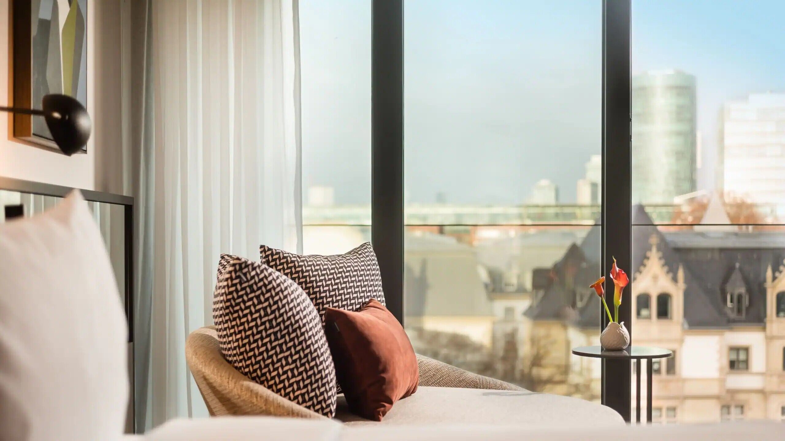 Huone, 1 suuri parisänky (Skyline View) | Tallelokero huoneessa, pimennysverhot, ilmainen Wi-Fi, vuodevaatteet