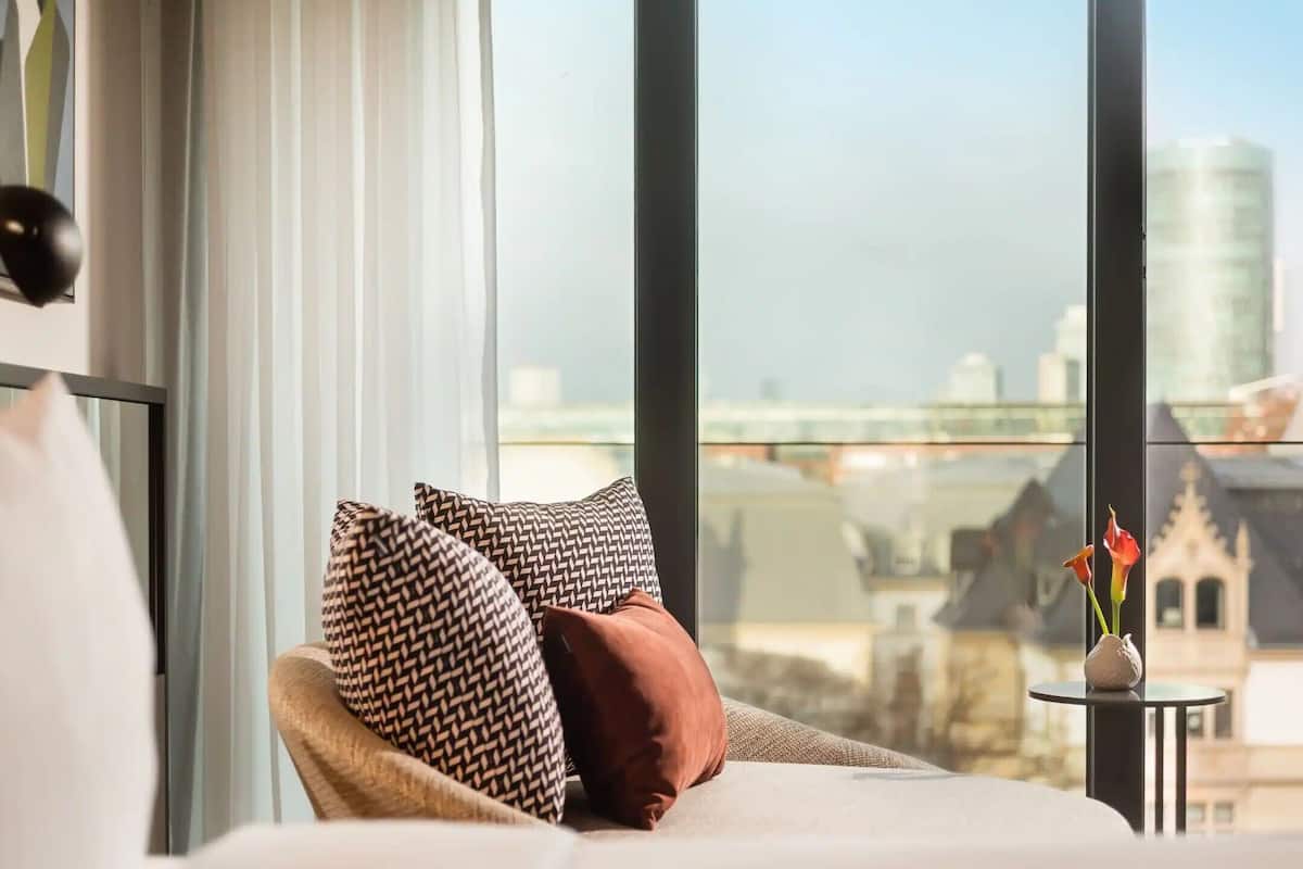 Quarto, 1 cama King (Skyline View) | Cofres nos quartos, cortinas blackout, Wi-Fi de cortesia, roupa de cama