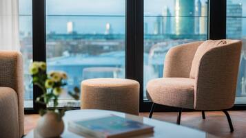 Peti besi dalam bilik, langsir/tirai gelap terus, Wi-fi percuma