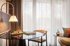 In-room safe, blackout drapes, free WiFi, bed sheets - Kennedy 89 In The Unbound Collection By Hyatt (Frankfurt)