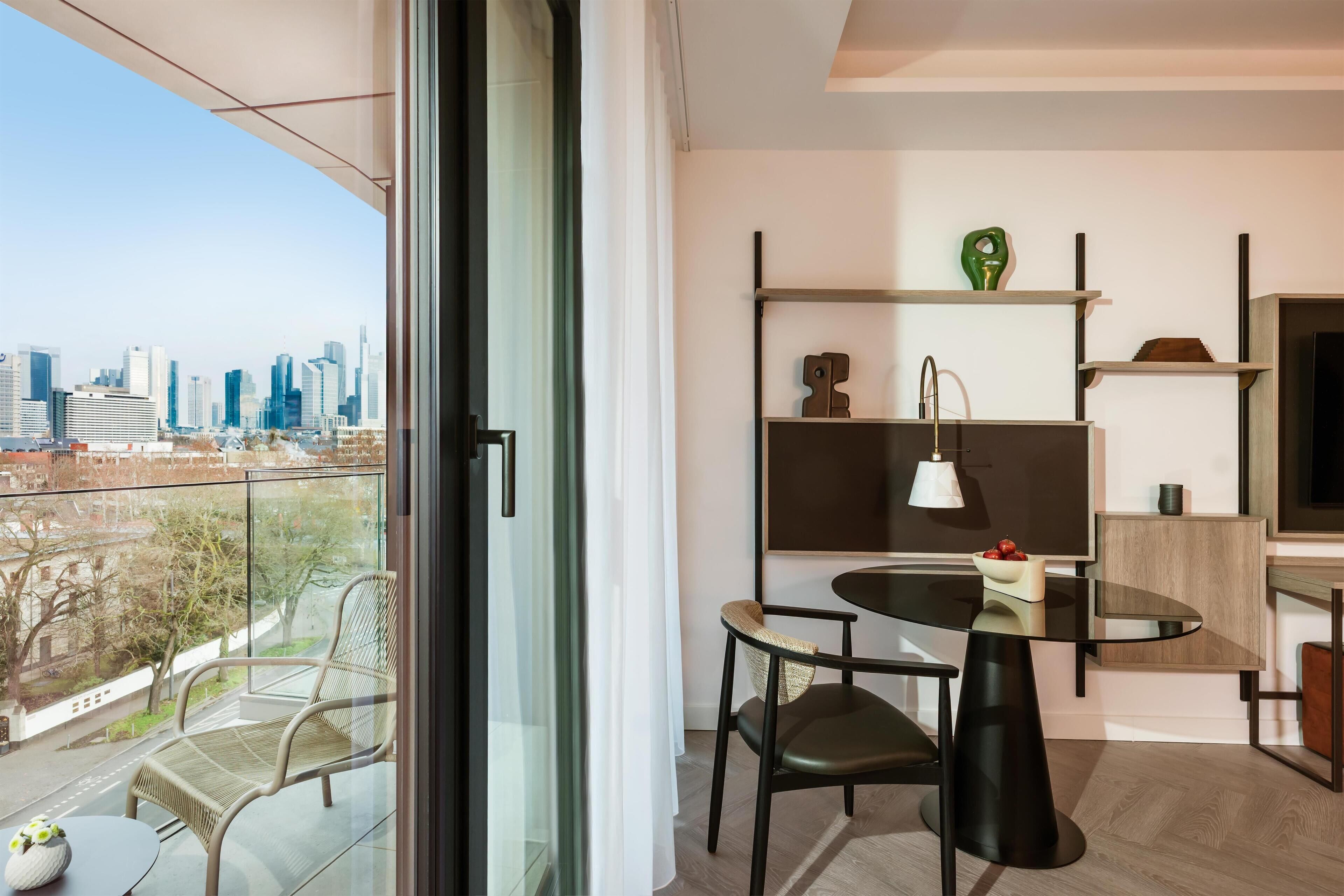 Safe på rommet, blendingsgardiner, wi-fi (inkludert) og sengetøy