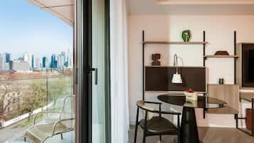 Safe på rommet, blendingsgardiner, wi-fi (inkludert) og sengetøy