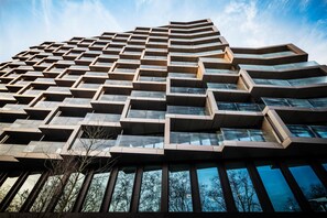 A modern building with a geometric facade and large windows. - Kennedy 89 Hotel Frankfurt, part of Hyatt (Frankfurt)