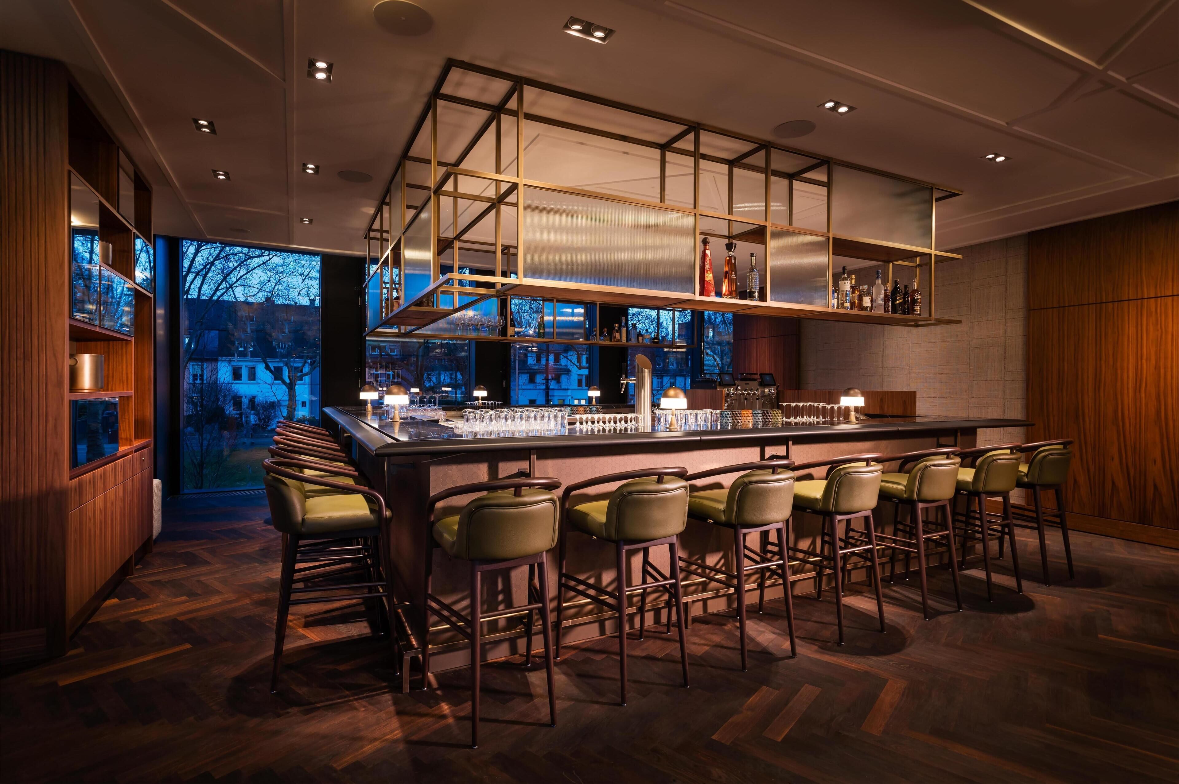 2 bars/lounges