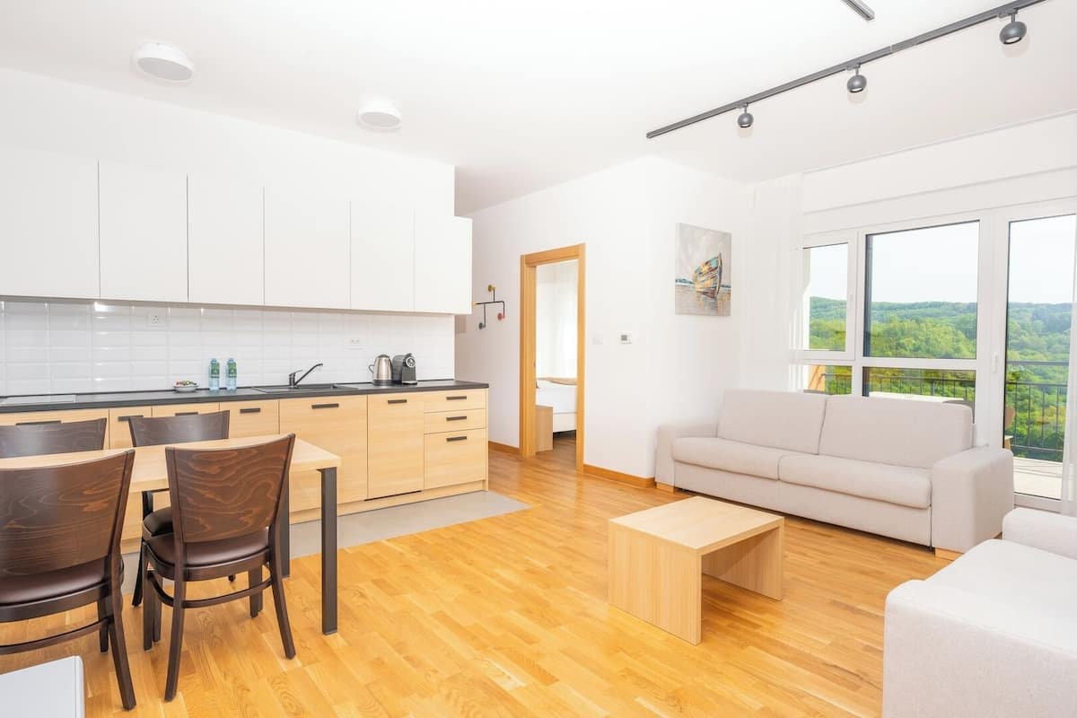 Un appartement moderne comprenant une cuisine, un coin repas et un salon.