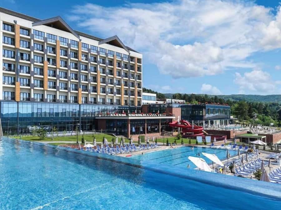 3 innendørsbassenger og sesongbasert utendørsbasseng