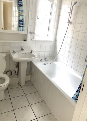Apartamento | Banheiro | Chuveiro, secador de cabelo, toalhas de banho 