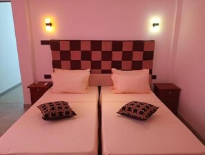 1 dormitorio, tabla de planchar con plancha, wifi y ropa de cama