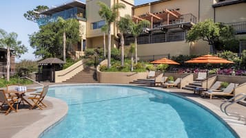 Piscina externa, funciona das 6h às 22h, barracas de cortesia