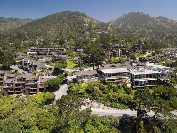 Zona residencial con casas modernas, una calle y una ladera.
