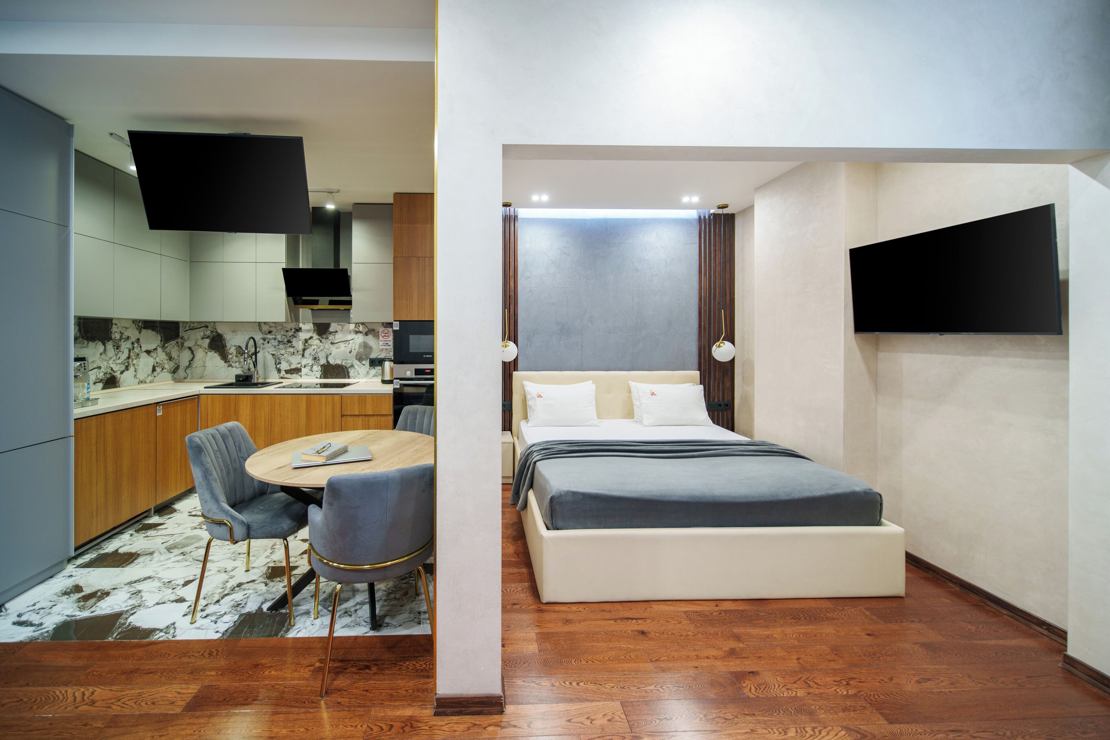 Deluxe-Apartment | Wohnbereich | 41-Zoll-Smart-TV mit Kabelempfang