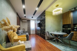 Deluxe-Apartment | Wohnbereich | 41-Zoll-Smart-TV mit Kabelempfang