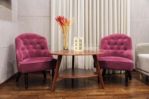 Junior Apartment - windows overlook the wall | Oppholdsområde | En 41-tommers smart-TV med kabel-kanaler