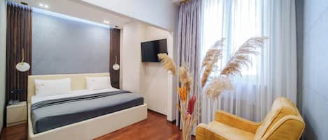 Deluxe Apartment | 1 bedroom, in-room safe, blackout curtains, soundproofing